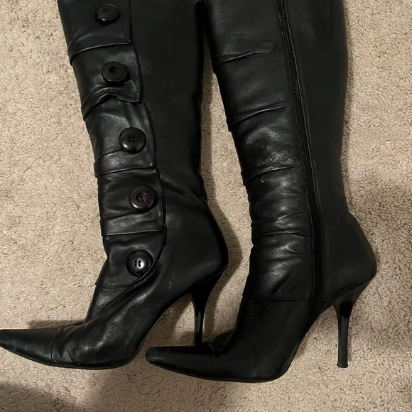 Elegant Black Buttoned Heeled Boots for Women - Picture 2 of 5
